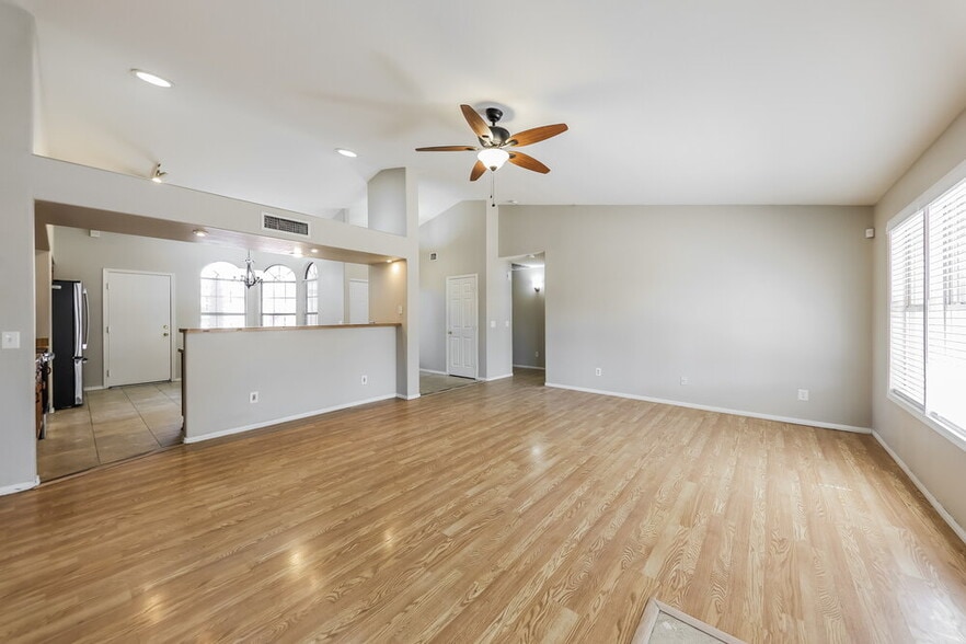 Building Photo - 743 W Sherri Dr