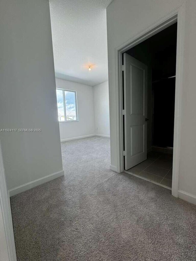 Building Photo - 632 SE 14th Ct