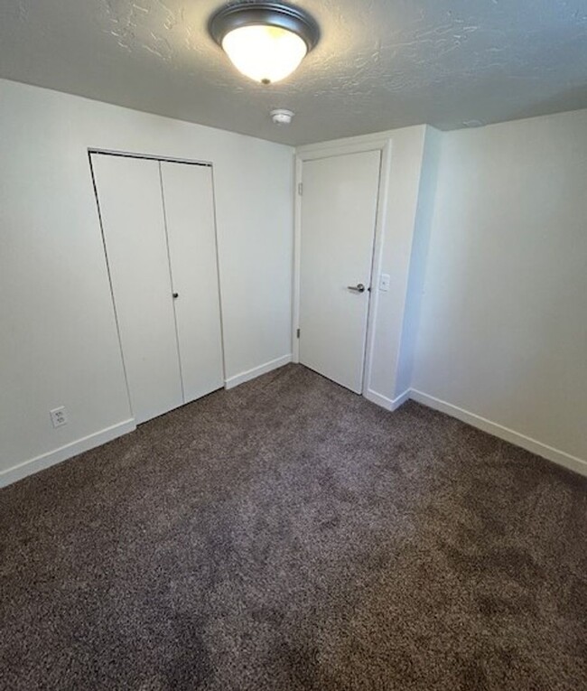 Building Photo - Duplex For Rent in South Salt Lake!