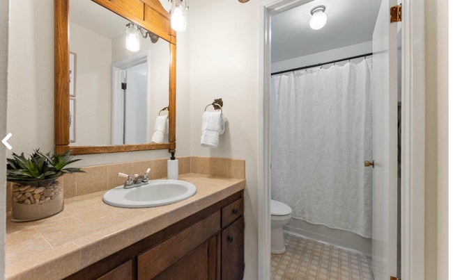 Building Photo - Adorable 2/1 Half-Plex w/Garage!  MUST SEE!!  Please read entire ad for viewings
