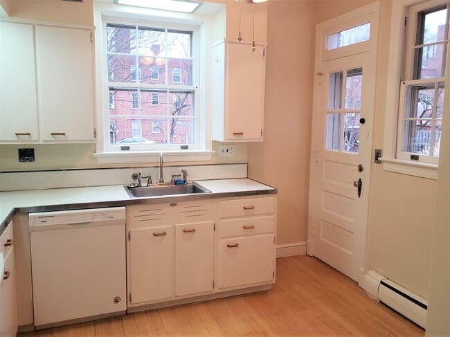 Building Photo - 3829 Calvert St NW