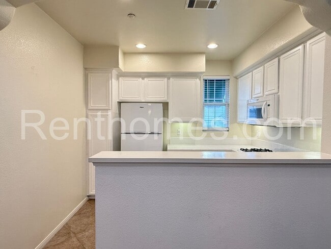 Building Photo - 6473 Terraza Portico