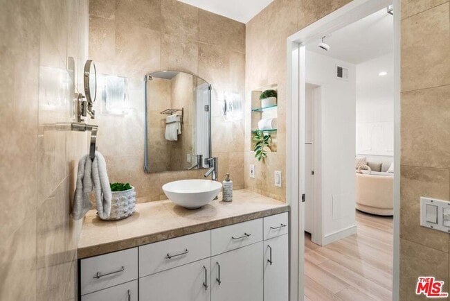 Building Photo - 10747 Wilshire Blvd