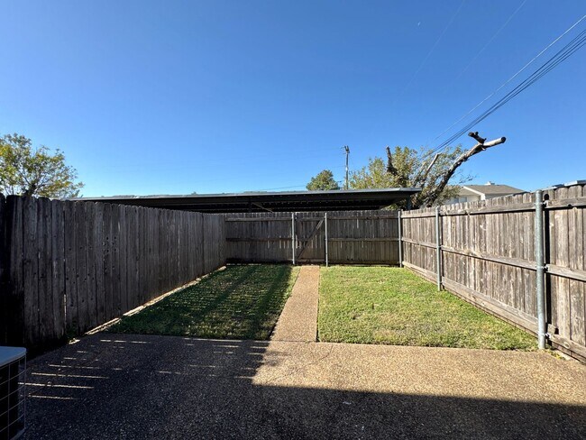 Building Photo - Townhome