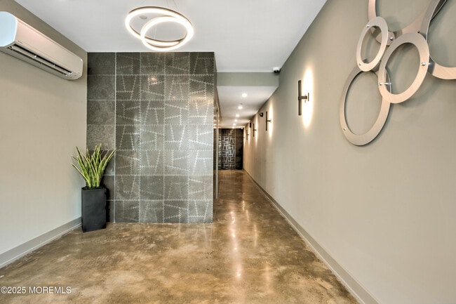 Building Photo - 700 Bangs Ave