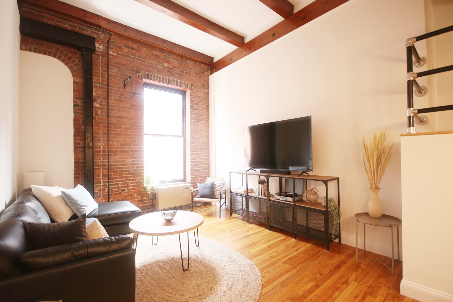 Living Area - 99 Silver St