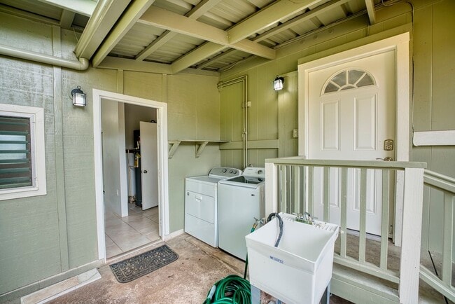 Building Photo - 3BD/2BA with extra living space new Kitche...