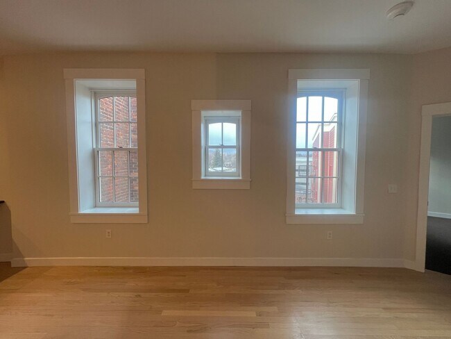 Building Photo - Putnam Hotel – $2,041 – 1 Bedroom/1 Bathroom, 690 SQ.FT. – UTILITIES INCLUDED, Available Immediately