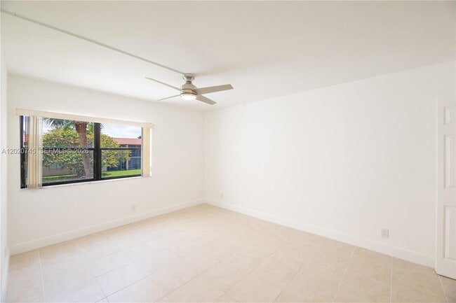 Building Photo - 200 Lakeview Dr