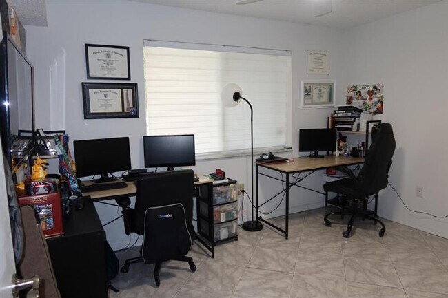 Building Photo - 9470 Tangerine Pl