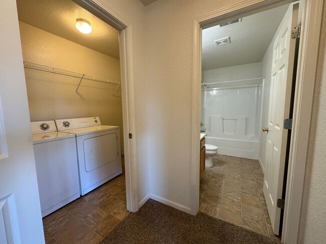 Building Photo - 3 Bed 2 Bath Duplex To Include Single Car ...