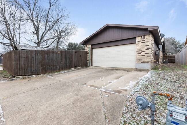 Building Photo - For Rent Newly Remodeled 3 Bed / 2 Bath Home