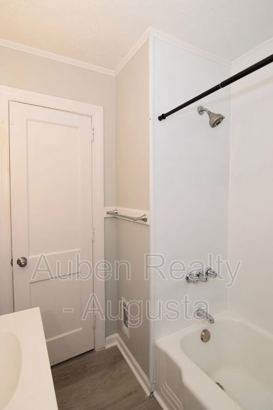 Building Photo - 1549 Heath St