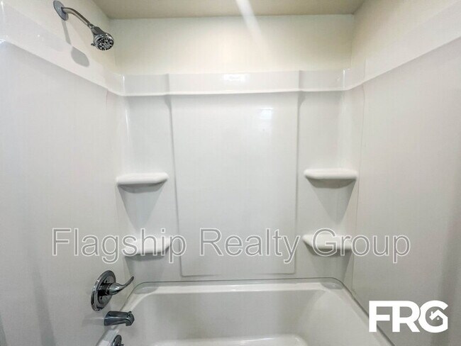 Building Photo - 466 Circle Dr