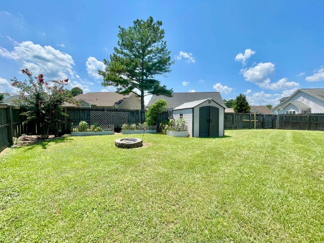 Building Photo - Charming 3-Bedroom Haven With 2 Full Baths...