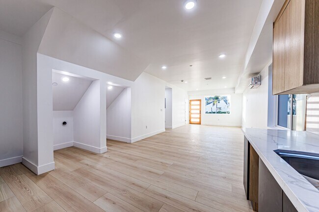 Building Photo - 1656 S Hayworth Ave