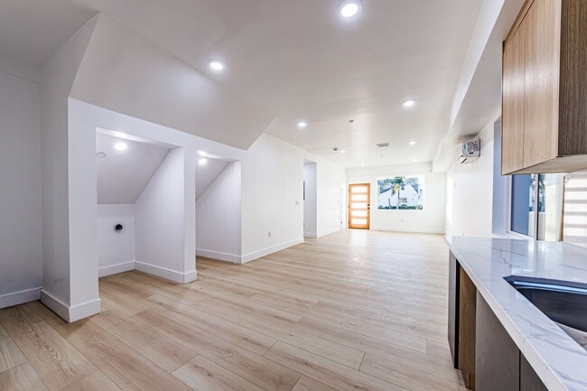 Building Photo - 1658 S. Hayworth