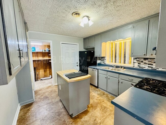 Building Photo - 3405 Vermont Dr