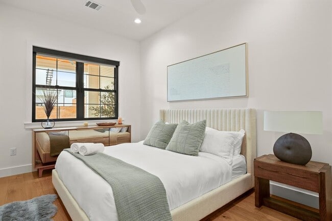 Building Photo - 2005 E 8th St