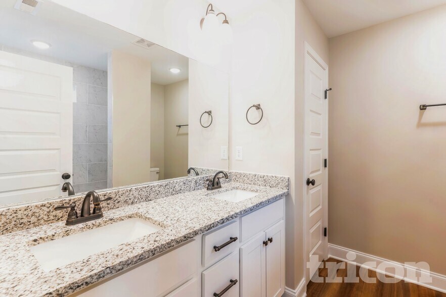 Building Photo - 341 Green Hills Dr