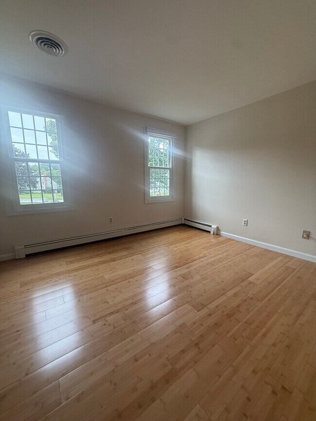 Building Photo - 303 Twin Lakes Dr