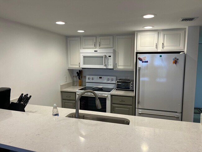 Building Photo - 40 NE Plantation Rd