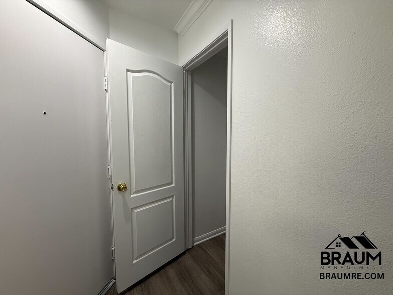 Building Photo - 7323 Winnetka Ave