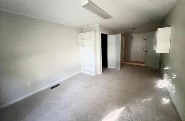 Building Photo - Brick one level home, Live Oak Tree, 3-4 bedrooms, fenced yard, deck.