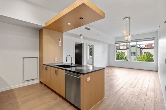 Building Photo - Luxurious 1 bedroom in Capital Hill!