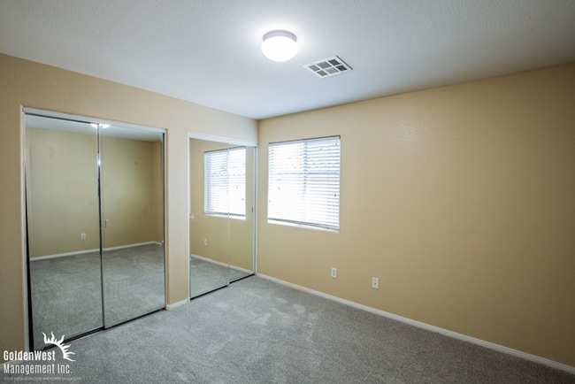 Building Photo - Spacious Two-Story 5Bdm 2.5Ba Home with Private Backyard in Summerlin.