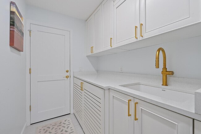 Building Photo - 129 Olympus Way