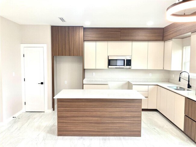 Building Photo - 40 Corales St