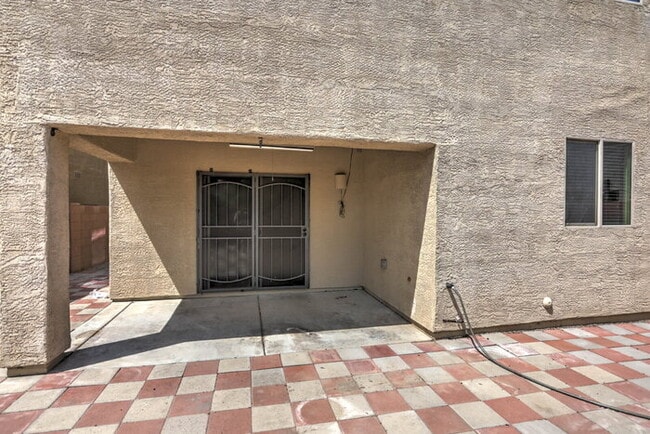Building Photo - Los Arroyos