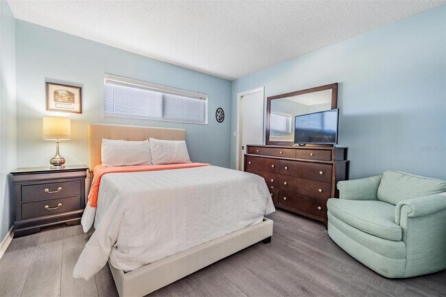 Building Photo - 4550 Cove Cir