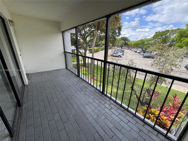 Building Photo - 200 Lakeview Dr