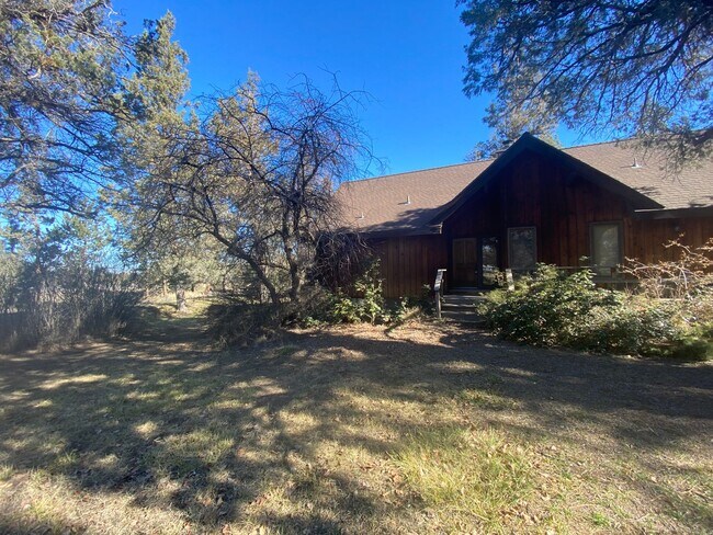 Building Photo - Rustic Charm Just North of Bend