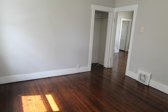 Building Photo - Cozy 2+ Bedroom Home in South Omaha! Pet F...