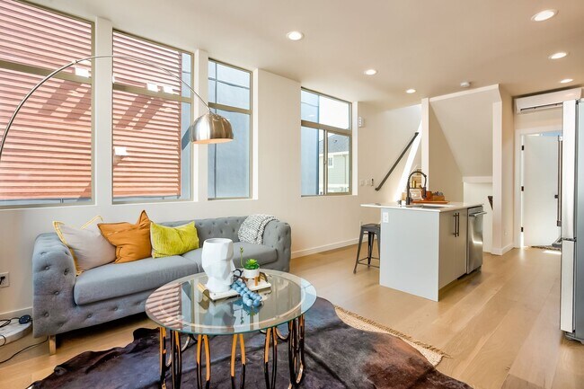 Building Photo - Ballard Townhouse