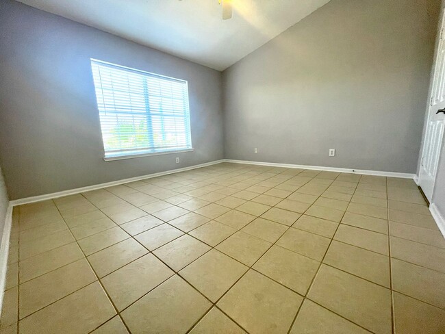 Building Photo - Newly Upgraded and Spacious 2B/2B Unfurnis...