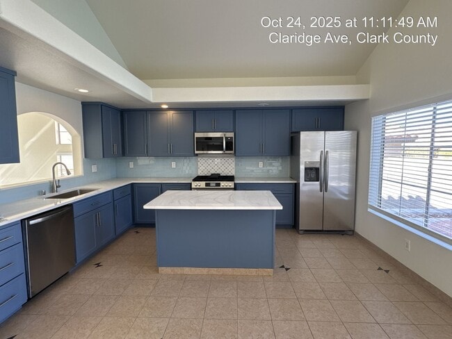 Building Photo - Tri-Level Home with Pool & Spa in Henderso...