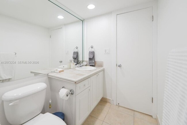 Building Photo - 1121 Crandon Blvd
