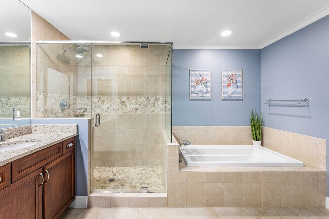 Building Photo - 1024 Bay Colony Dr S