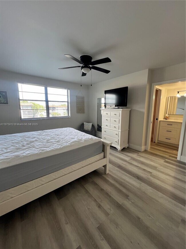 Building Photo - 4950 E Sabal Palm Blvd