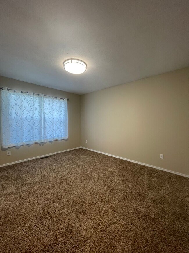Building Photo - Executive Rental in Willard School District