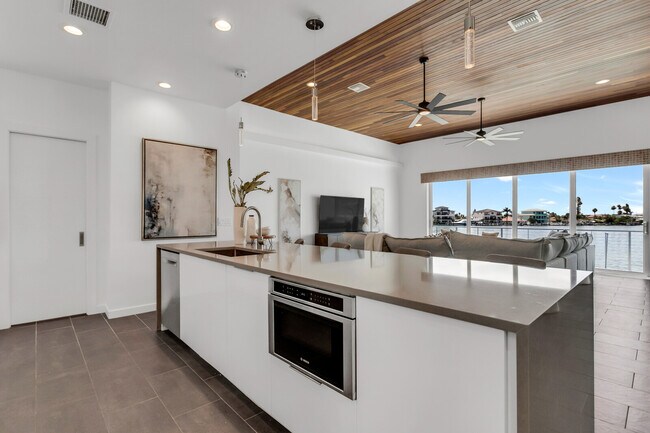 Building Photo - 905 Bay Point Dr