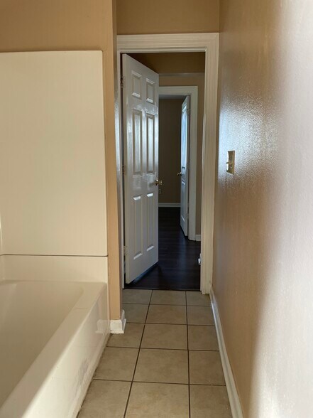 Hall bathroom_4 - 7925 Danube Rd