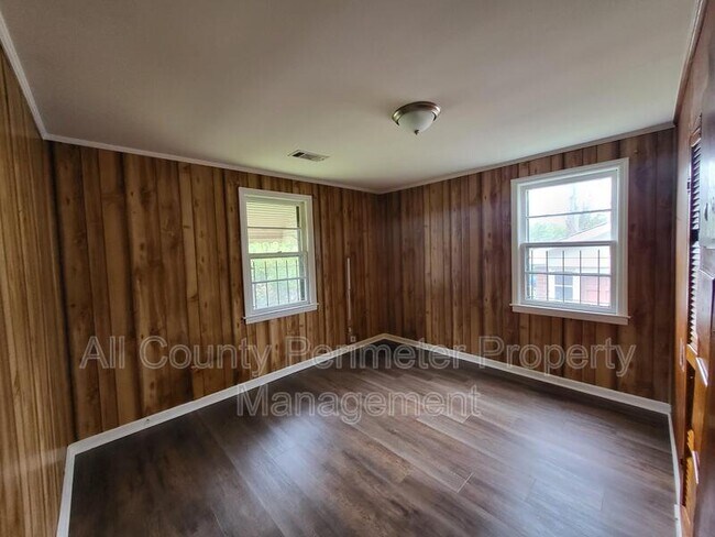 Building Photo - 490 Hall St