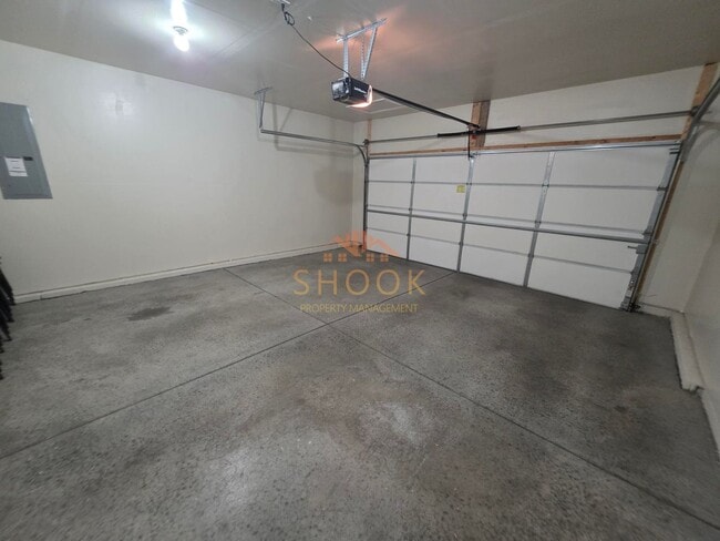 Building Photo - MOVE IN SPECIAL OF THE YEAR! Sign a lease ...