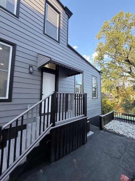 RIGHT SIDE WITH DRIVEWAY - 924 McPherson Ave