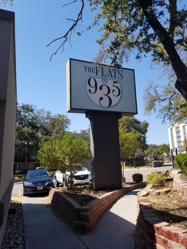 Building Photo - 935 La Posada Dr